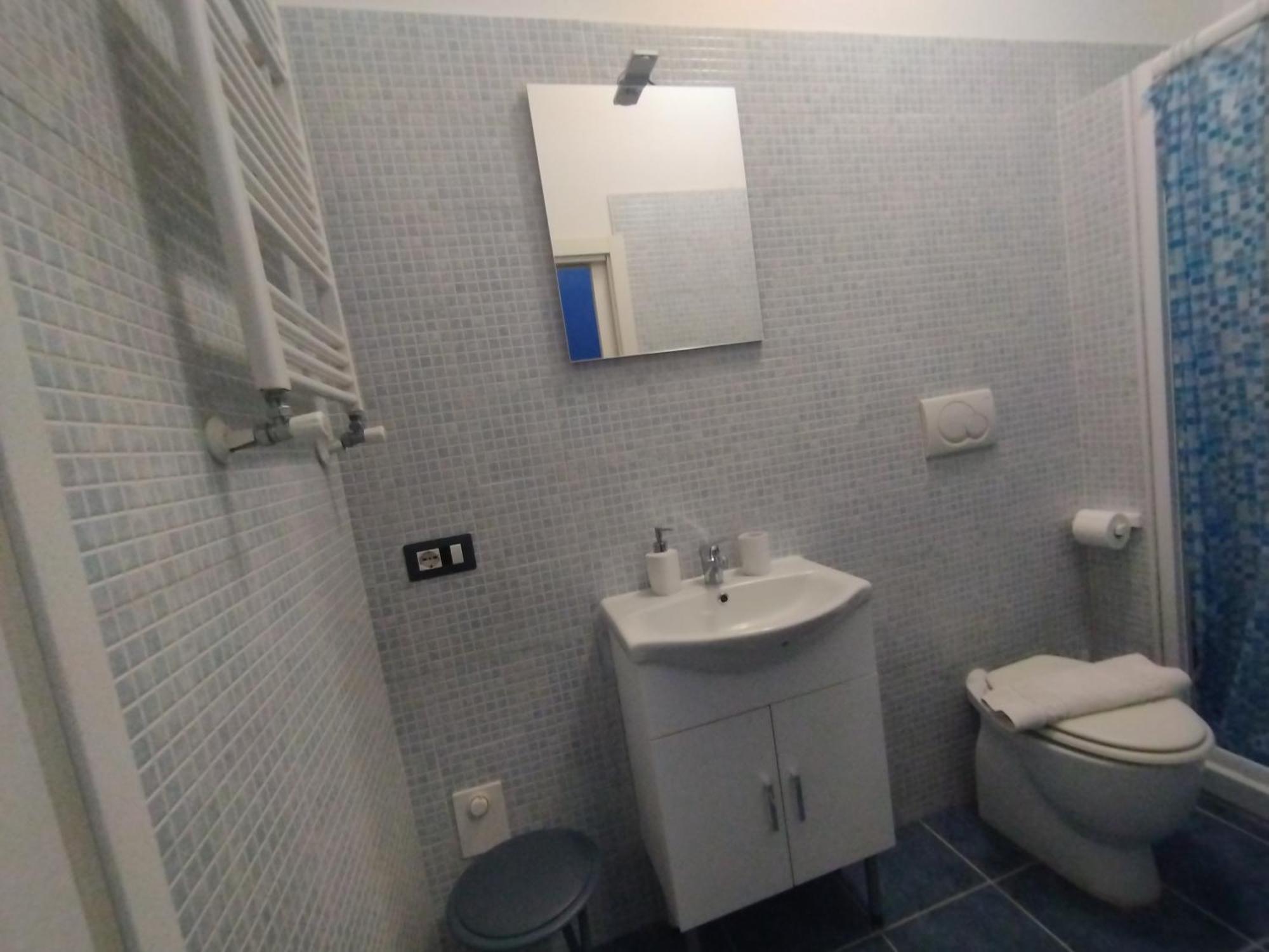 Adriatic Room 50 M Dalla Stazione Ferroviaria Di Ciampino E Dalla Navetta Aeroportuale Exterior foto